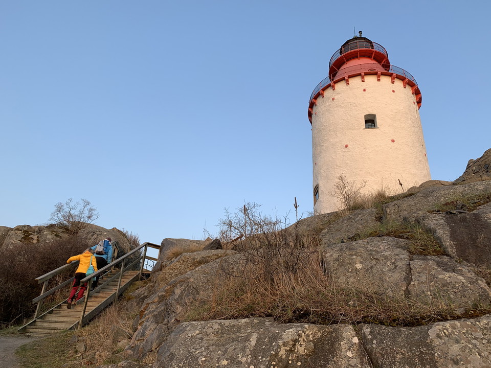 Trappor leder besökare sista biten fram till fyren.
