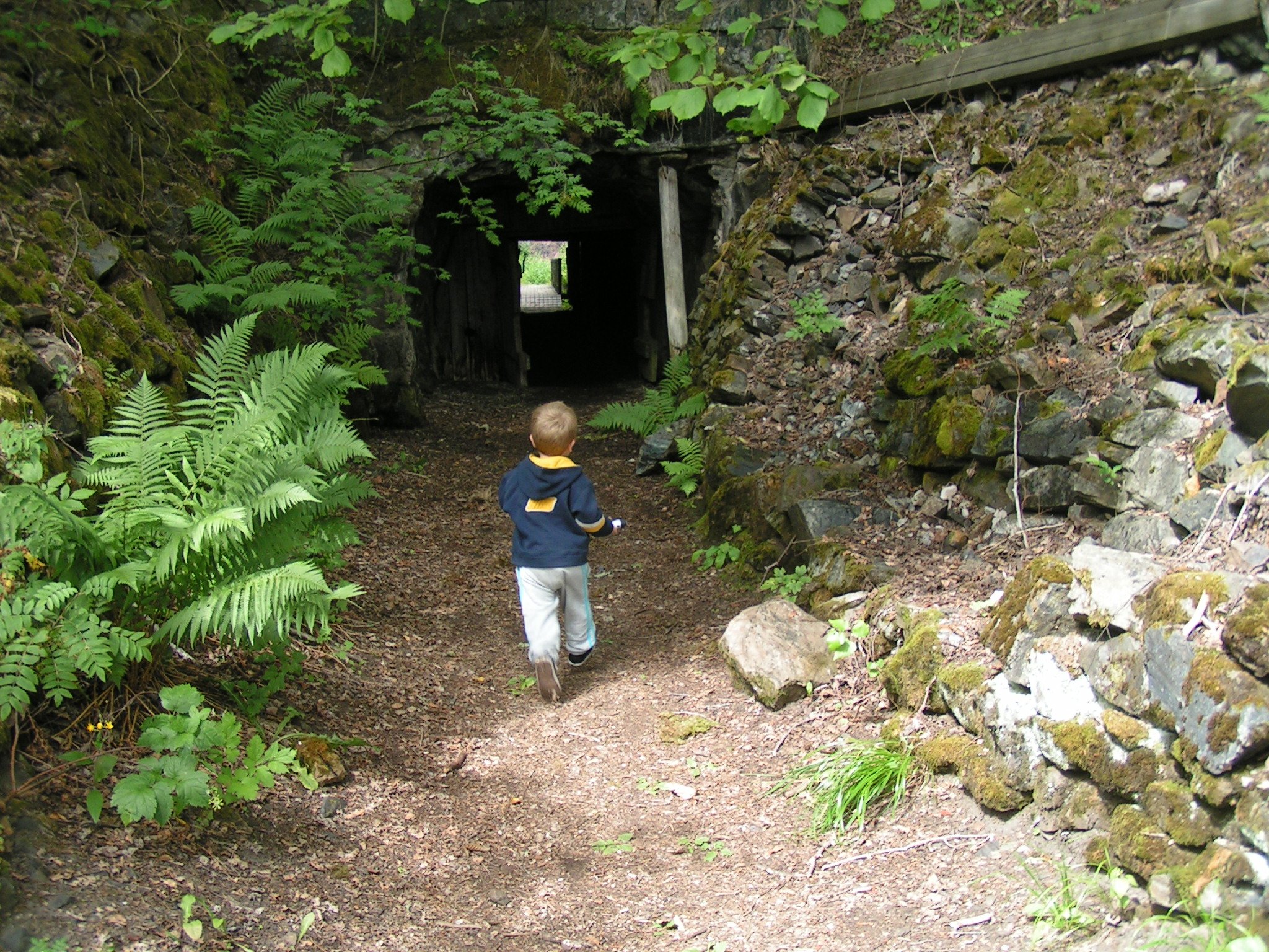 Ett barn går genom en tunnel.