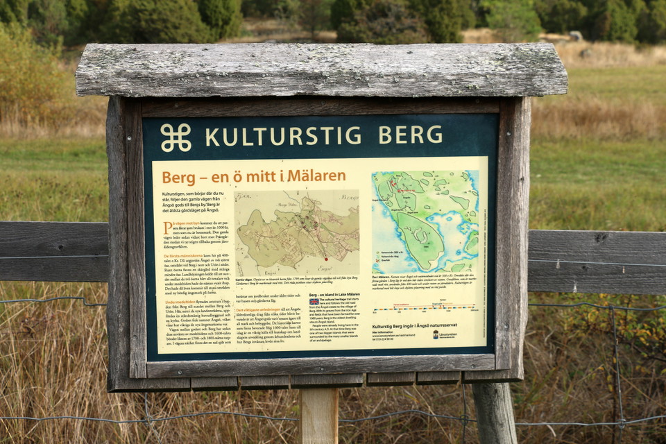 Informationstavla på en träställning.