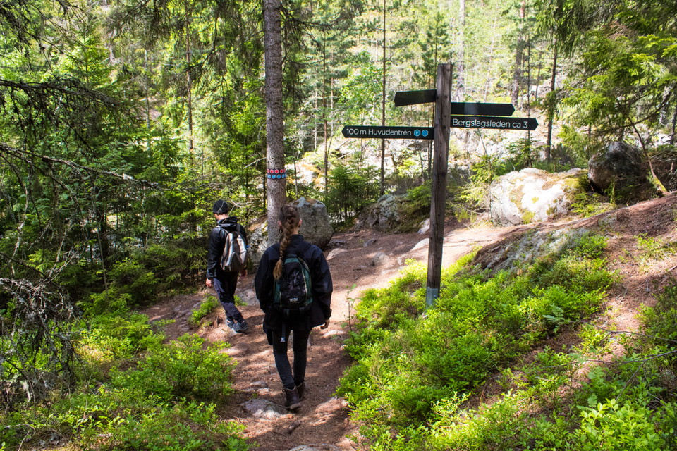 Vandrare på stig med skyltar