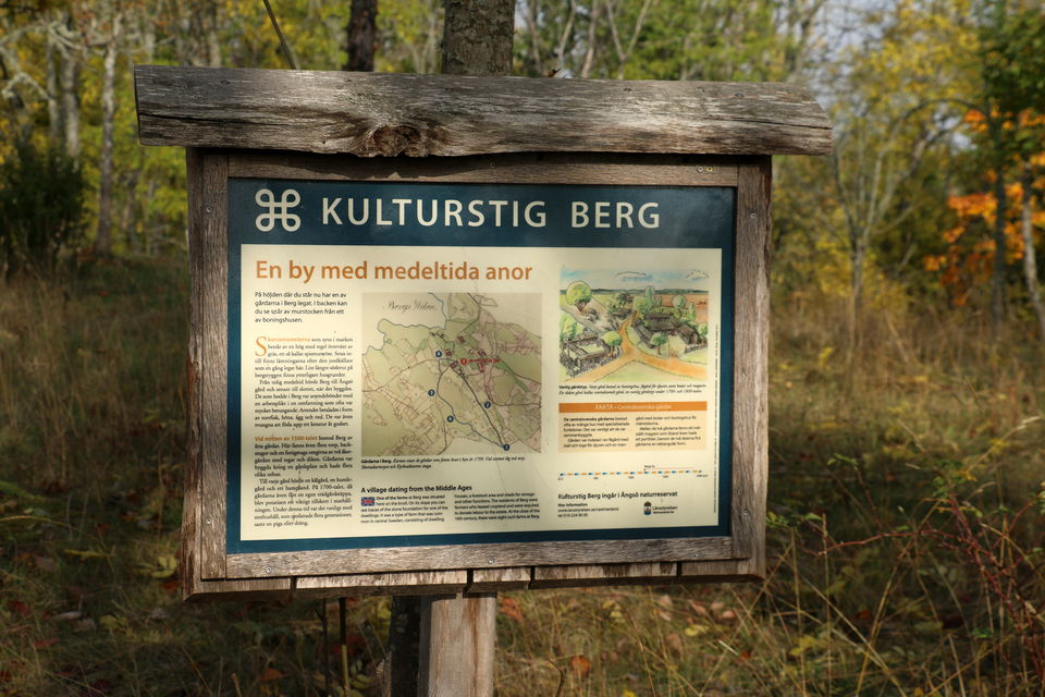 Informationstavla på en träställning.