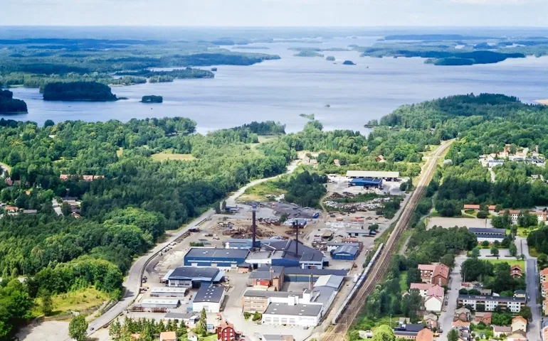 Industriområde intill järnvägsspår.
