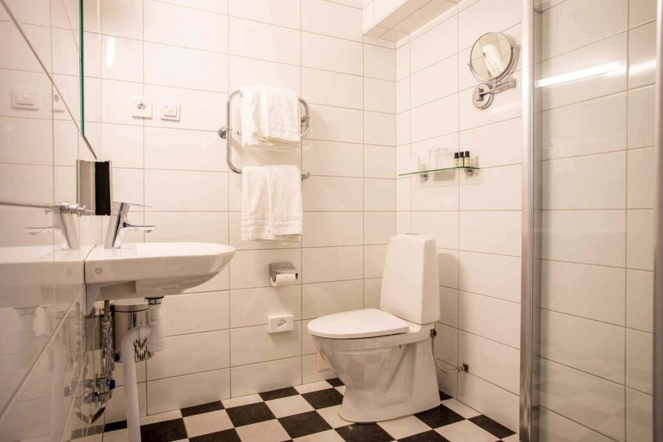 Ett badrum med handfat och toalett.