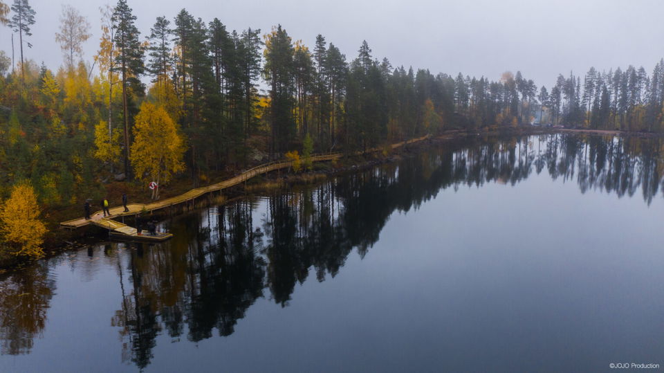Översiktsvy där träramp syns längs sjöns strand