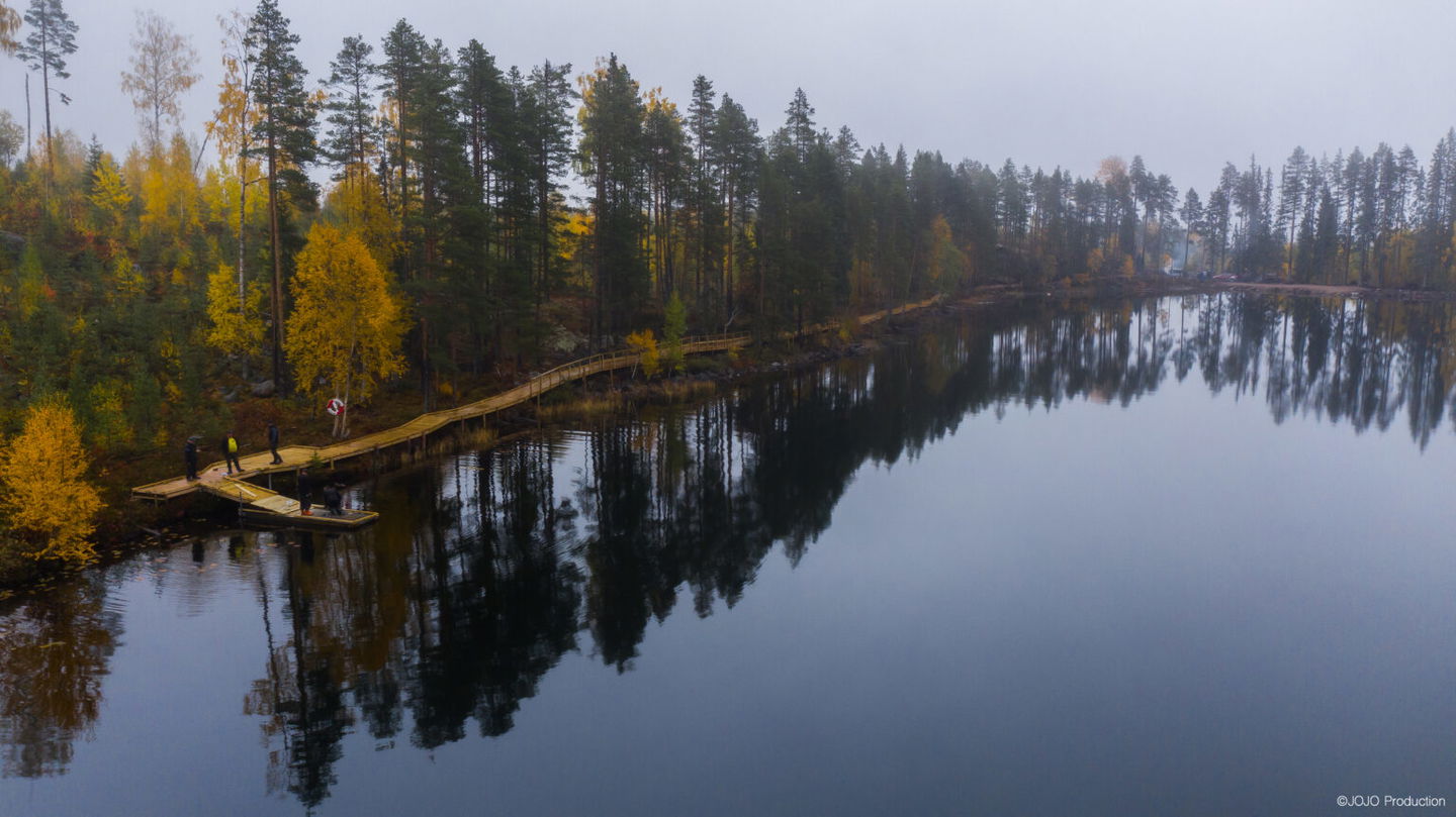 Översiktsvy där träramp syns längs sjöns strand