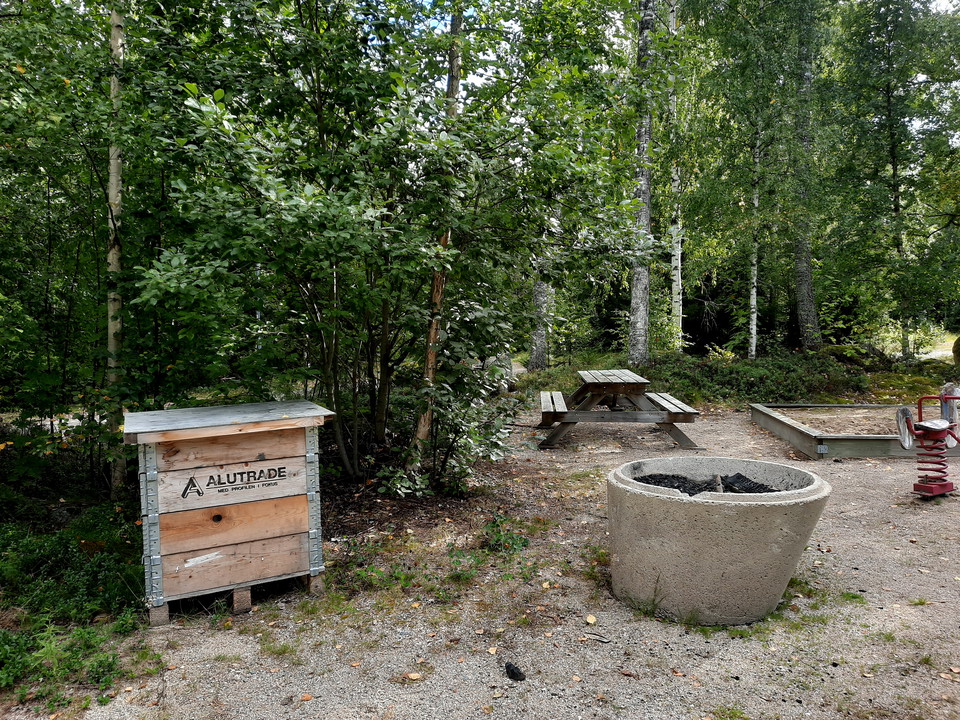 Grillplats med bänkbord och ved-lår