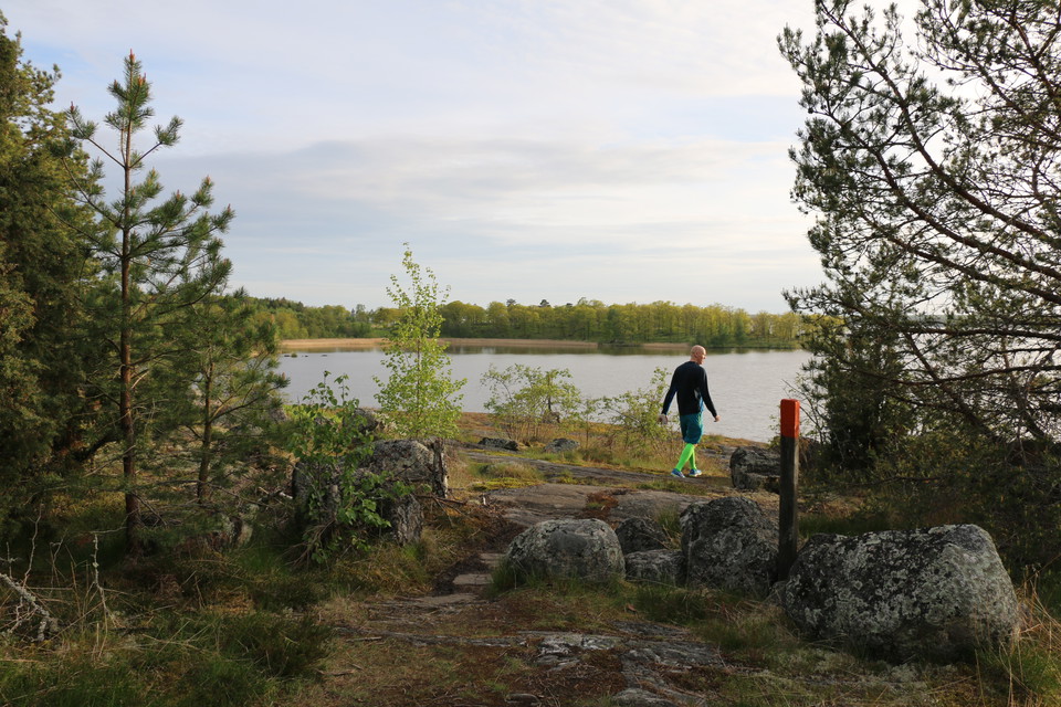 Man går längs led mot vattnet.