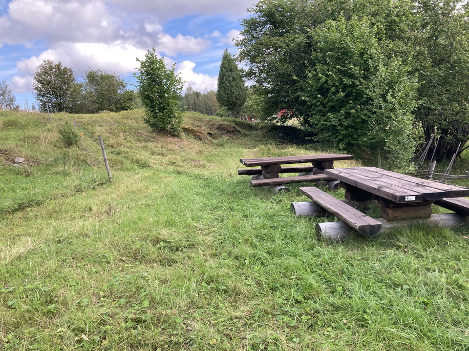 Fler bänkbord erbjuder vacker rastplats på Atikullen. 