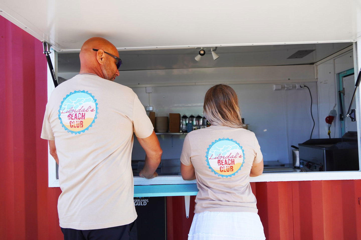 Två personer på Liljedals Beach Club