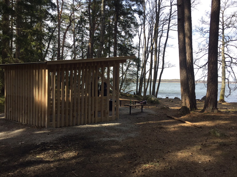 Rastplats med regnskydd, bänkar och eldstad. Foto: Mats Larshagen.