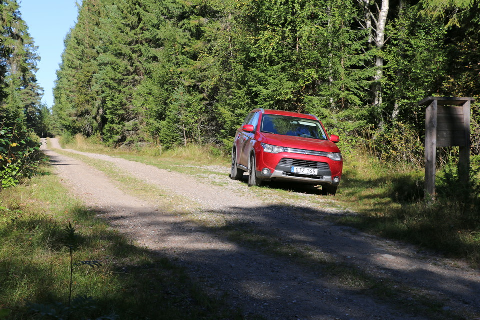 Bil parkerad på liten vägficka vid naturreservatet.
