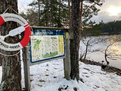 Informationstavla vid gamla ångbåtsbryggan, Ängsö nationalpark