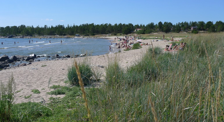 ... men sommartid fylls Hölick med badgäster.