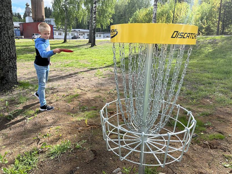en gutt som spiller frisbeegolf