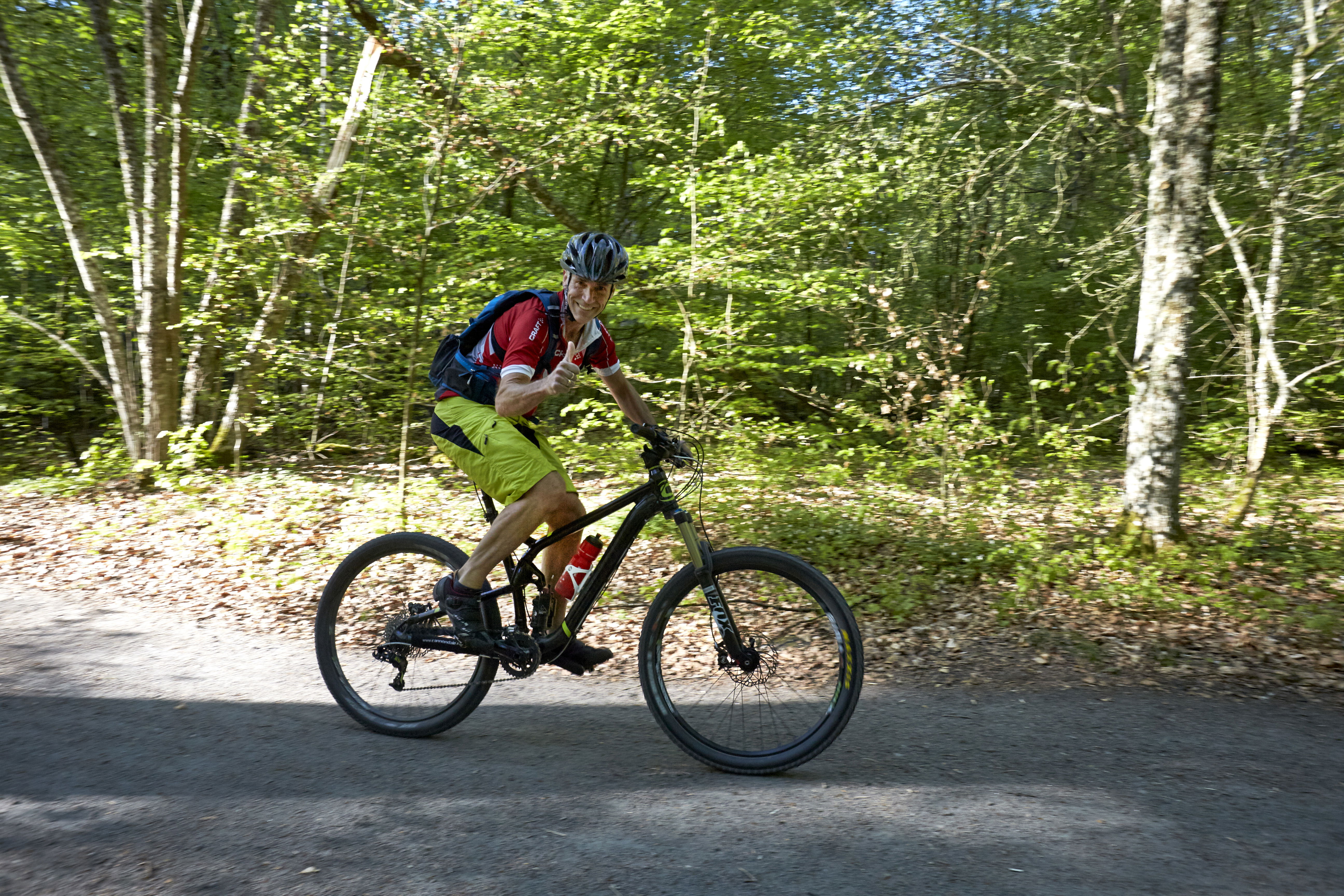 Cykla med hjälm