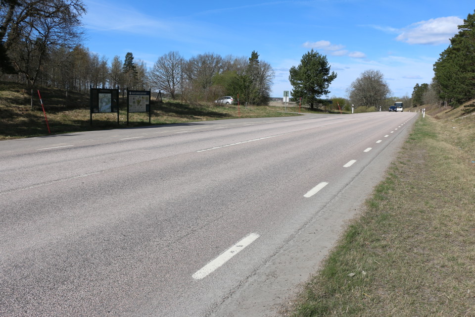 Parkering intill landsvägen. Informationstavlor finns på plats.