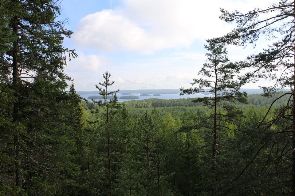 Utsikt från berg ut över sjön Åmänningen.