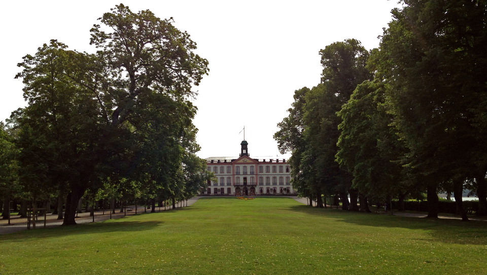 Från parkeringen är det nära till slottet.