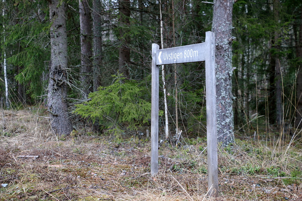 Skyllt med riktning till Uvstigen.