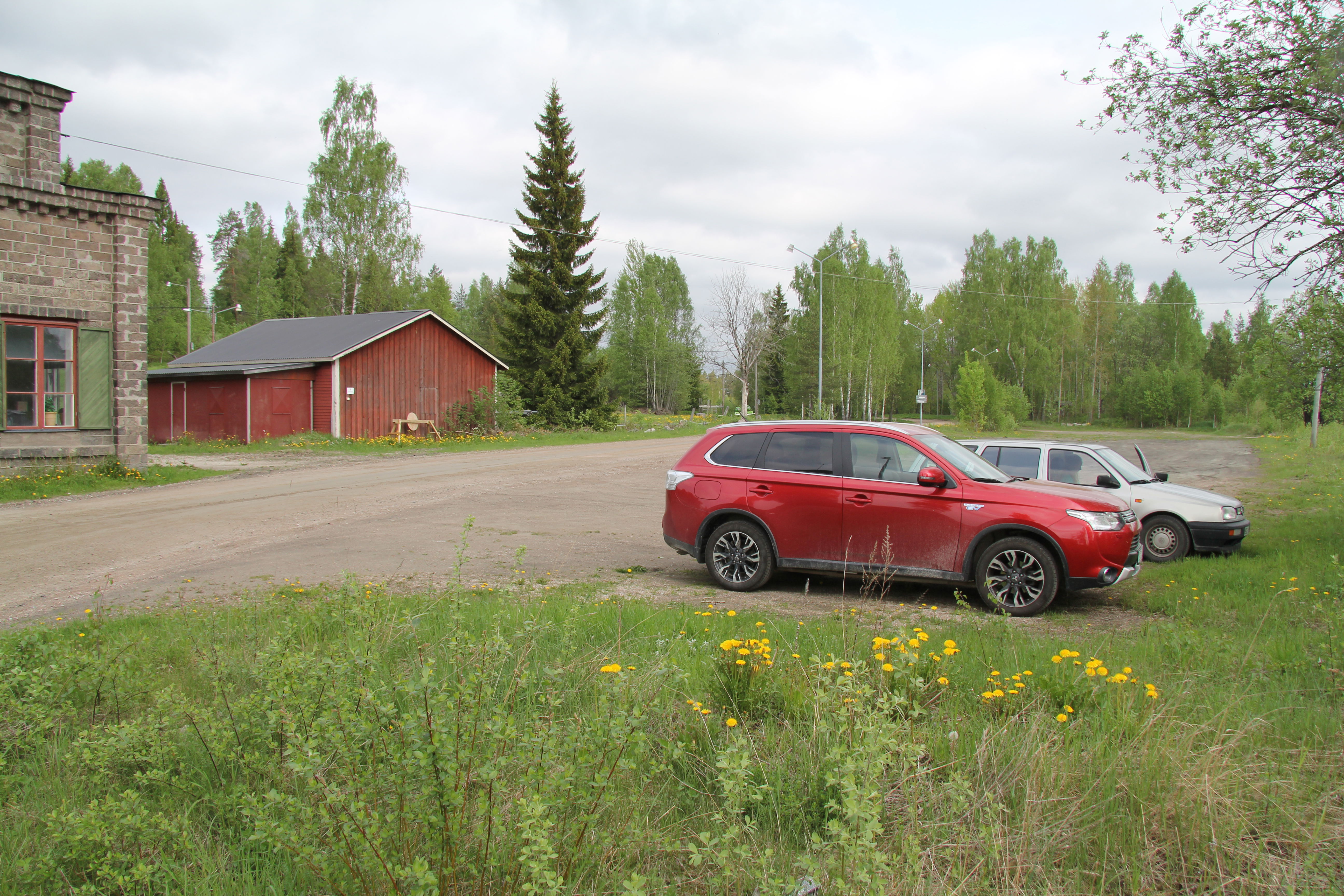 Bilar parkerade vid reservatet.
