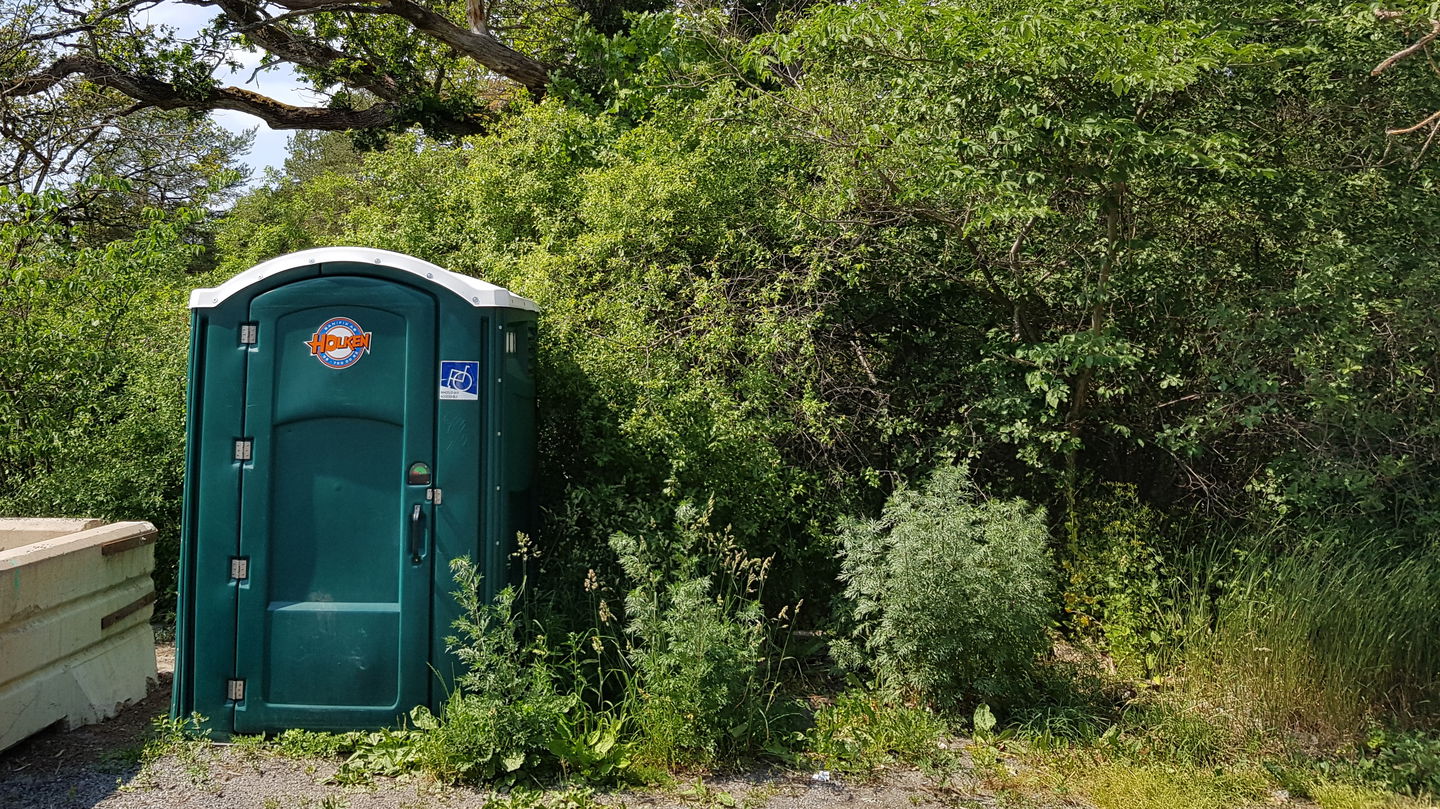 Utomhustoalett vid Mölna. Foto Lidingö stad