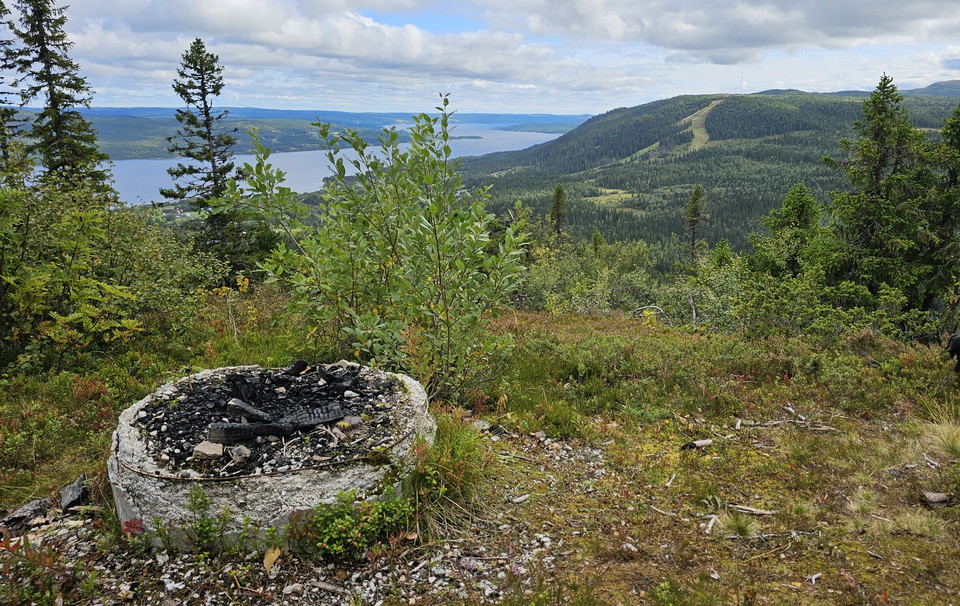 En eldstad i en betongring vid högt uppe på ett berg med mildsvid utsikt.