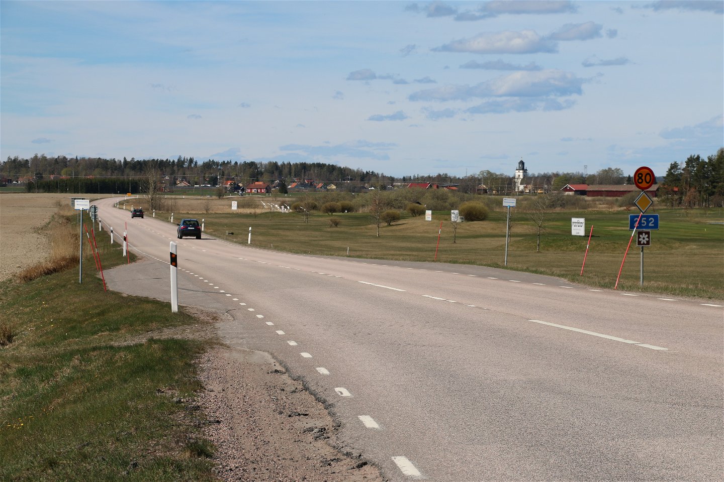 Busshållplats efter landsvägen.