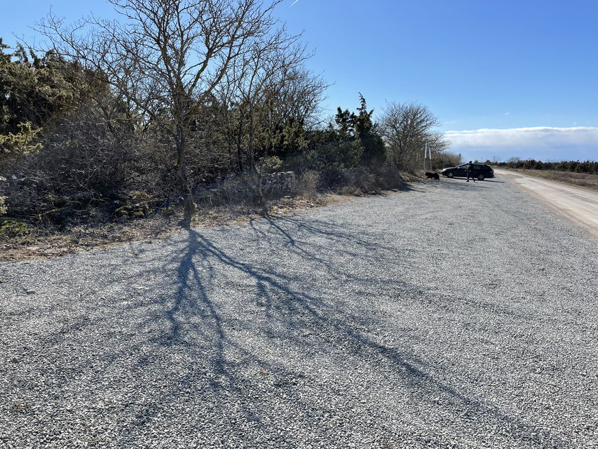 Grusad parkeringsplats längs kustvägen