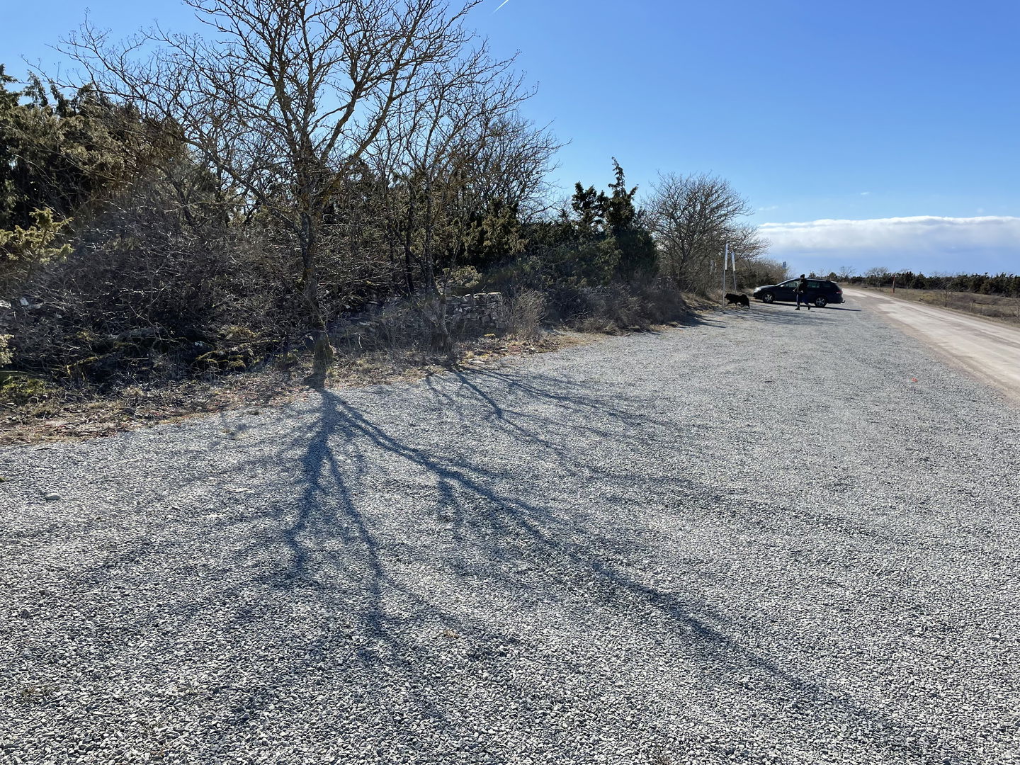 Grusad parkeringsplats längs kustvägen