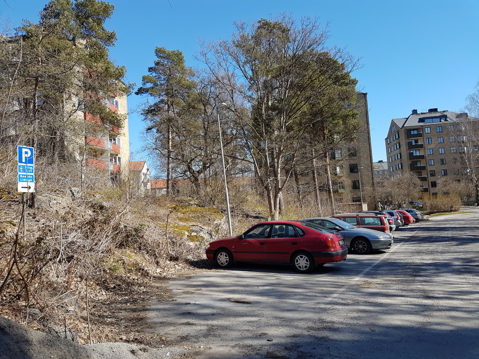 Parkering intill Baggeby skola. Foto Lidingö stad.