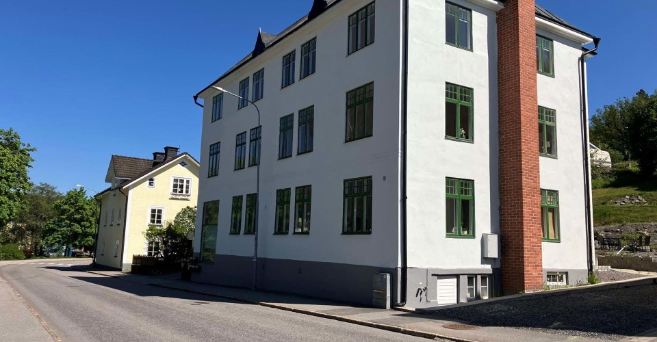 Järnvägsgatan 8 i Valdemarsvik. 
Här växte han upp, Lidas från Vika.
Östergötlands gömda & glömda platser
Valdemarsvik. Gavel med fin murad skorsten.