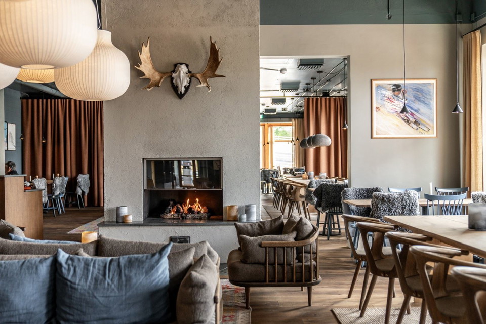 Ett rum med öppen spis och stolar.