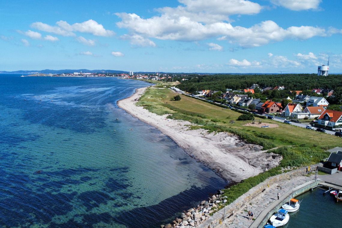 Lerbergets strand intill hamnen.