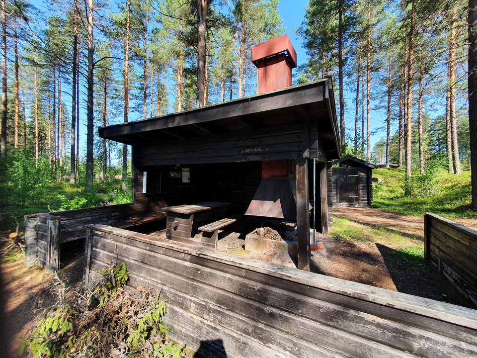 Rastplatsen ligger naturskönt vid Bönälven och bjuder på en fin grillplats
