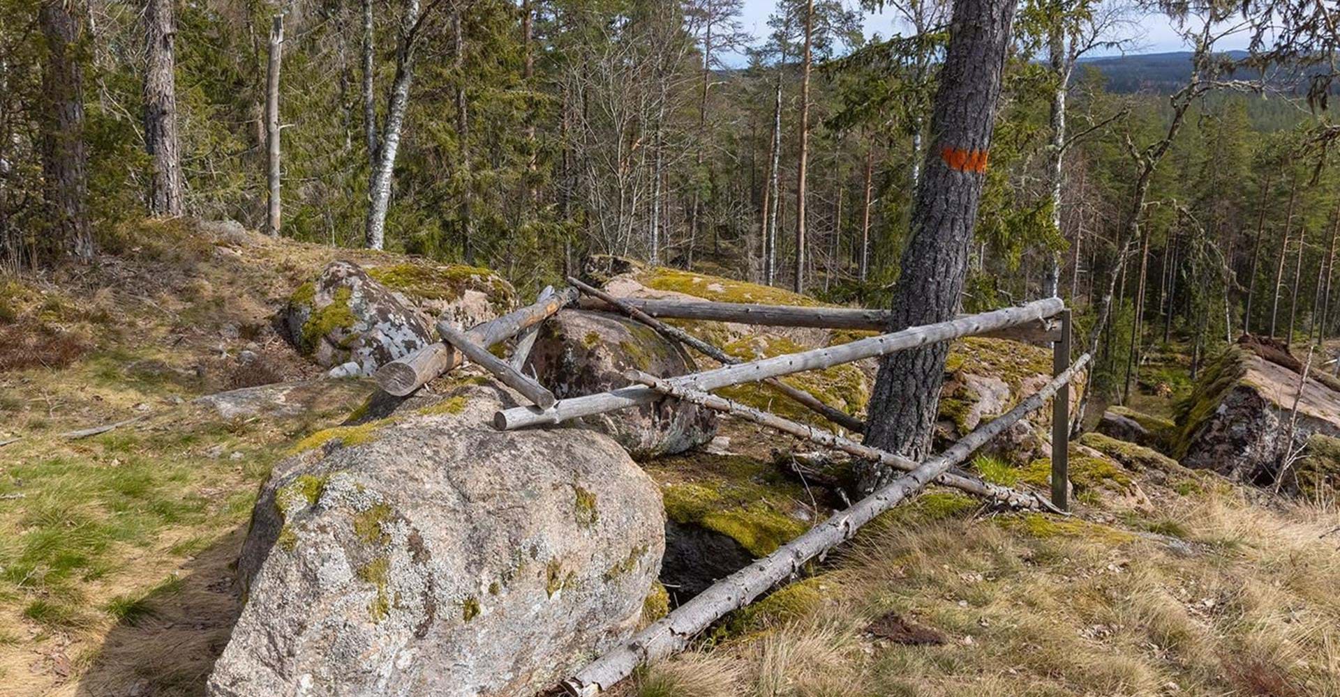 Ingång till jätten Bules grotta.  
Etapp: Norra Vi - Österbymo. 
Ydre. 