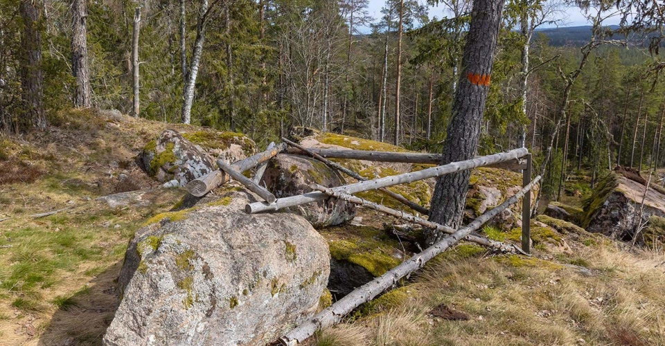 Ingång till jätten Bules grotta.  
Etapp: Norra Vi - Österbymo. 
Ydre. 