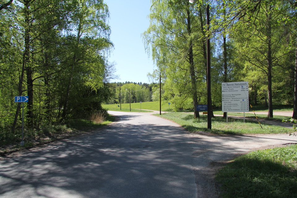 Skylt som visar vägen in till parkeringen.