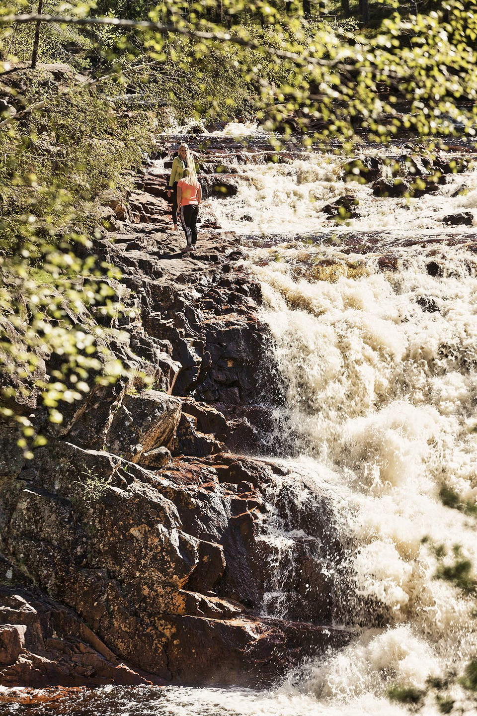 Tjejerna längs Halgåleden intill vattenfallet