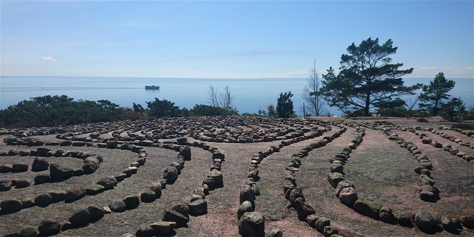Stenlabyrint på klippa över havet