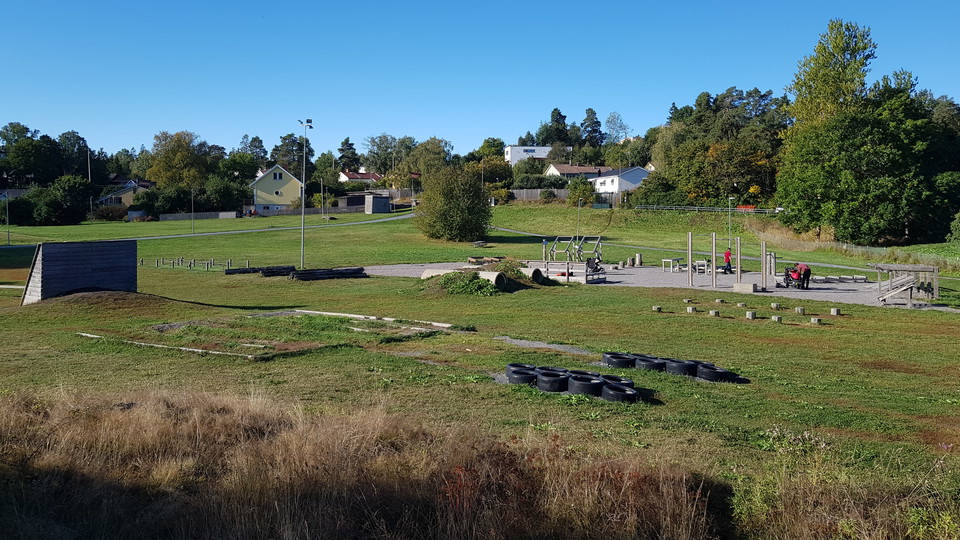 Hinderbana och utegym. Foto Lidingö stad