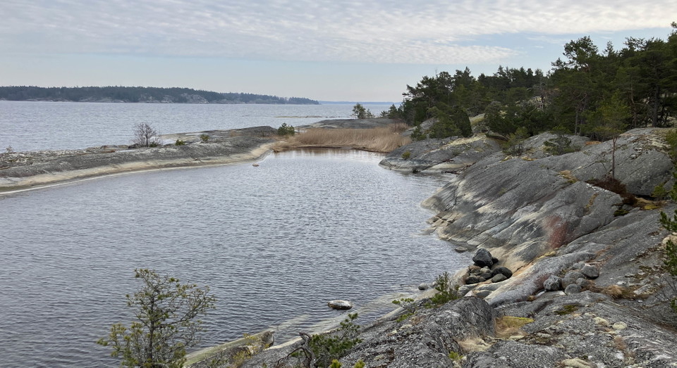 En vacker vik med grå stenhällar i naturreservatet Södra Stavsudda.
