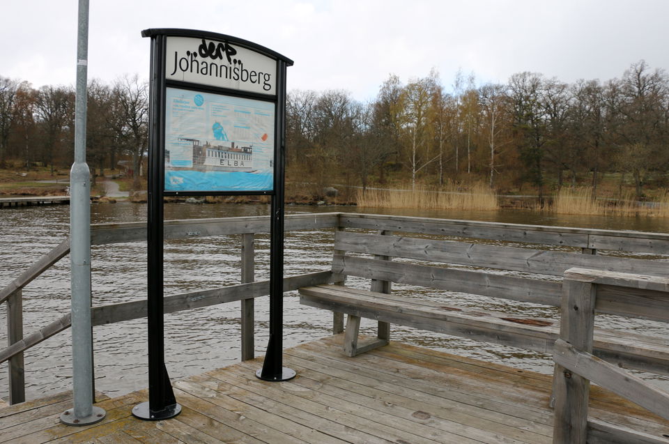 Informationsskylt över Johannisberg ute på bryggan.