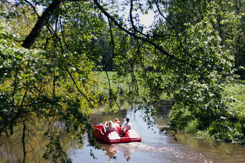 Pedal boats and canoes in the Mysen river