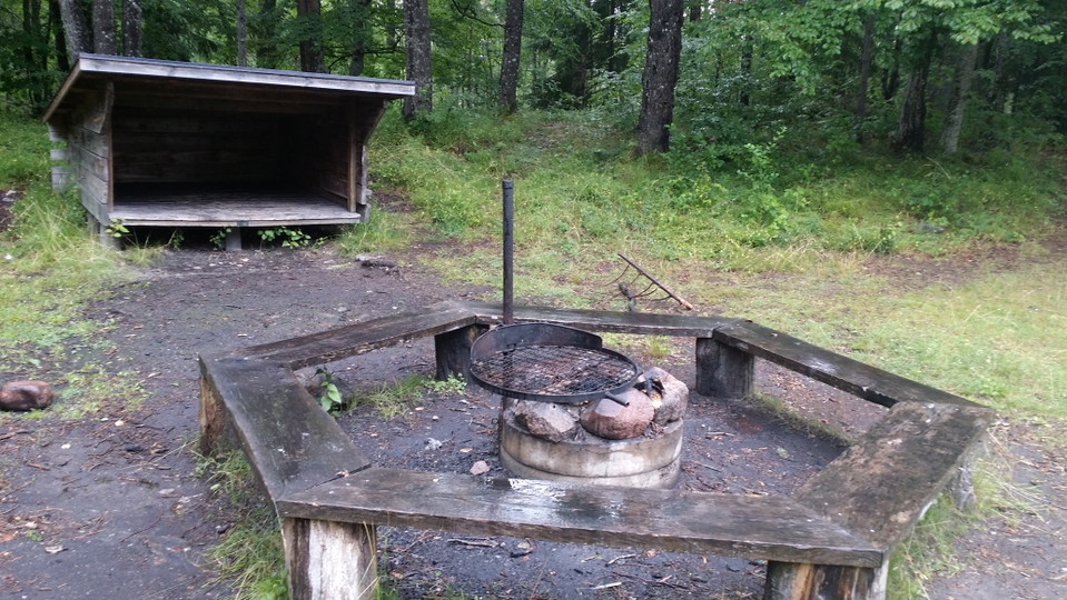 Vindskydd med eldstad