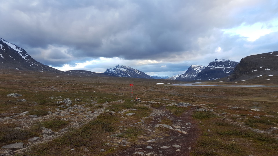 Nära Kuoperjåkka raststuga i Tjäktjavagge  med vy söderut mot Singi.