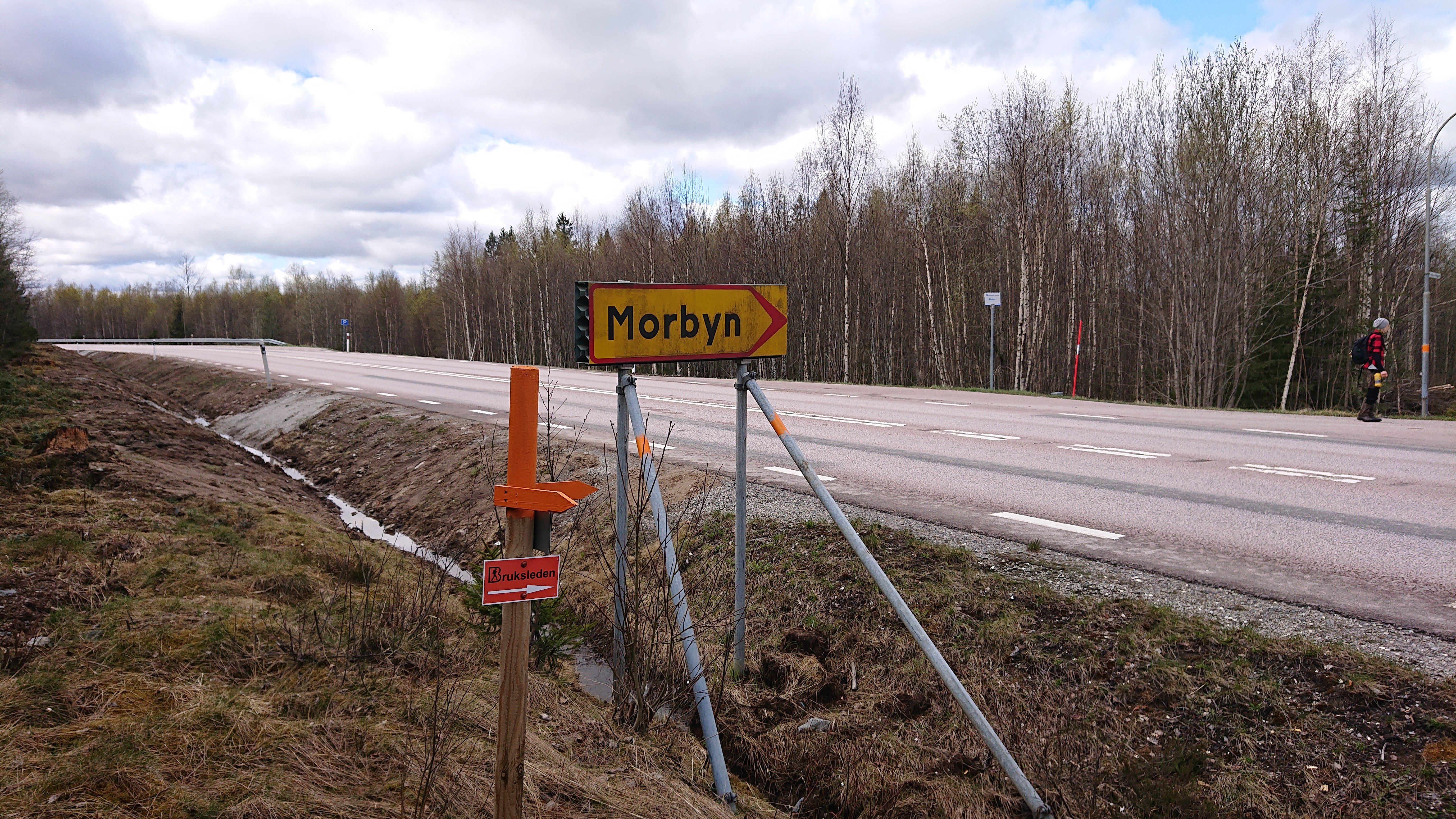 Vägövergång vid Morbyn - var försiktiga då man passerar väg för 80 km/h