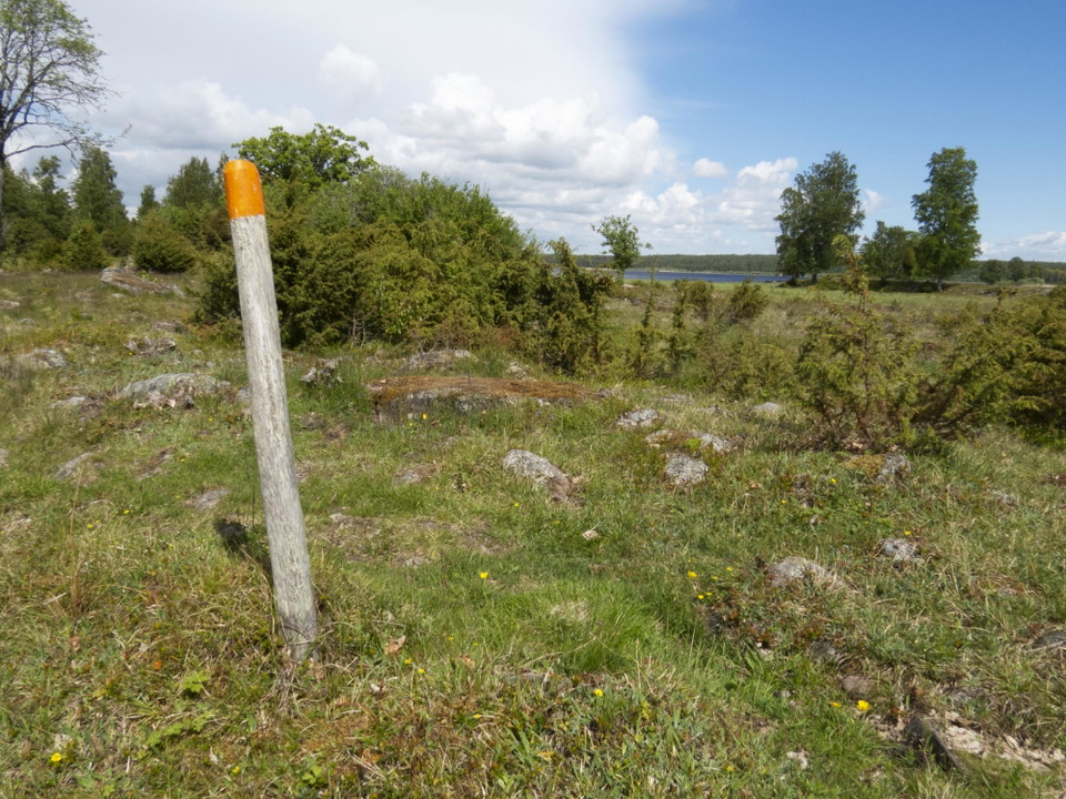 Stolpe med orange markering visar leden som går längs viken.
