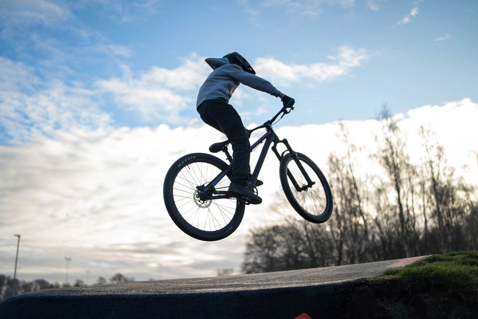 Hopp med cykel på pumptrackbana