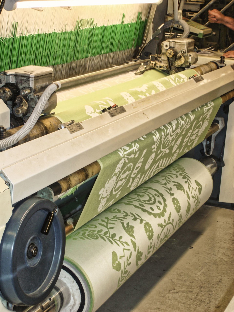 Upplev produktionen på Klässbols Linneväveri på nära håll.