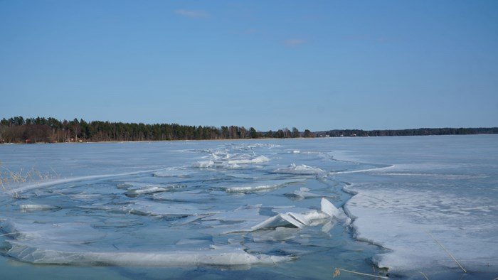 En isränna på en frusen sjö.